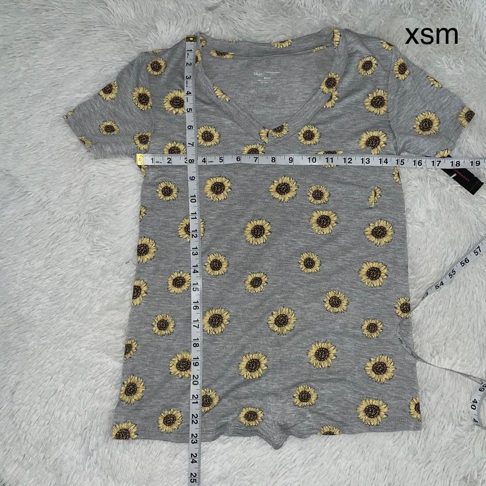nwt no boundaries women's t shirt v neck sunflower scrunched front short sleeve - Picture 8 of 10